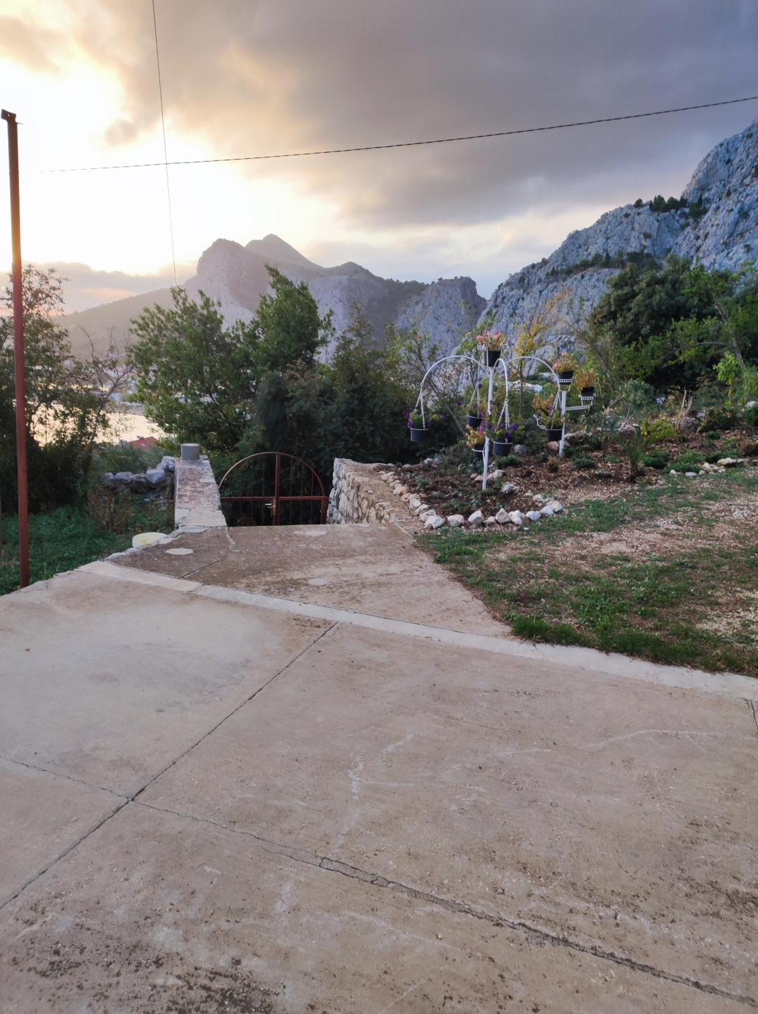 Apartment With 2 Balconies And Sea View Omis Bilik gambar